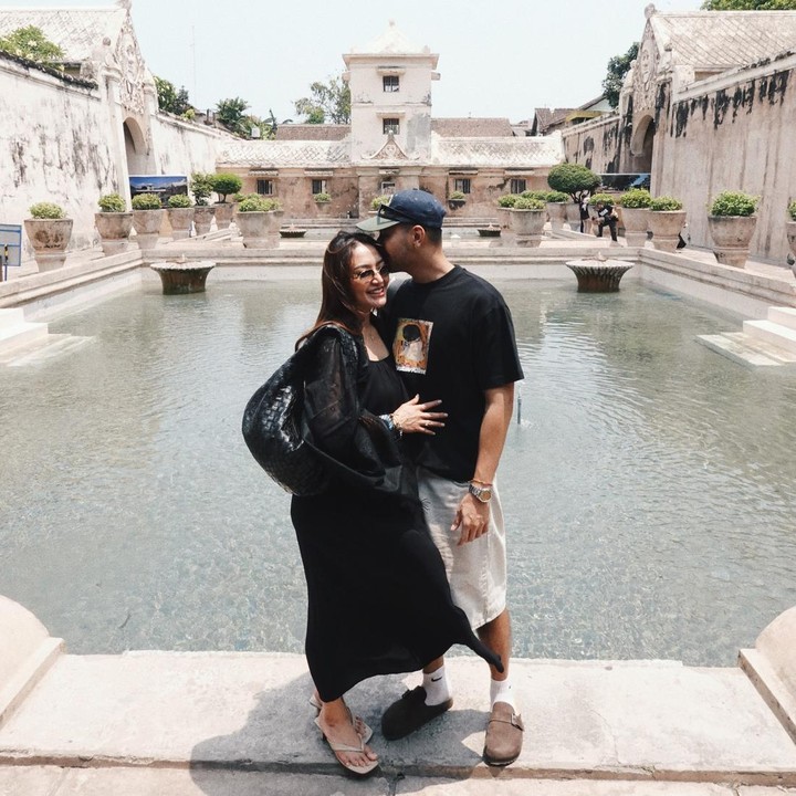 <p>Keduanya tengah menikmati <em>quality time</em> dengan berlibur ke Yogyakarta. Momen tersebut dibagikan melalui sejumlah foto yang diunggah di akun Instagram pribadi mereka.&nbsp;(Foto: Instagram @krisjianabah)</p>