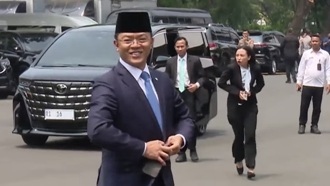 Menlu Sugiono dan Wamenlu Armanatha Nasir tiba di Istana Kepresidenan Jakarta, Kamis (1/10).