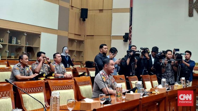Komjen Pol Suyudi Ario Seto menjalani fit and proper test sebagai calon Kapolri di DPR.