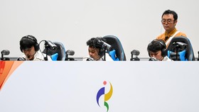 Atlet esport Indonesia (dari kiri ke kanan) Syauki Fauzan, Muhammad Affan, Dalvin Putra bertanding melawan tim esport Myanmar pada final nomor Mobile Legends Bang Bang Asian Games 2026 di Aichi Sky Expo Hall D, Tokoname, Aichi, Jepang, Kamis (1/10/20