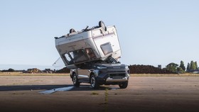 Toyota Inggris menjatuhkan karavan ke atap Toyota Hilux EV, ternyata masih bisa jalan.