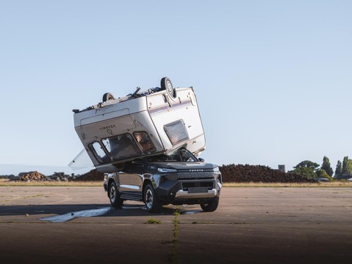 Toyota Inggris menjatuhkan karavan ke atap Toyota Hilux EV, ternyata masih bisa jalan.