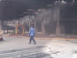 Trans Home Terbakar, Keluarga Karyawan Berdatangan