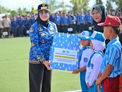 Hari Kesaktian Pancasila, Walkot Siska Bagikan Beasiswa-Seragam