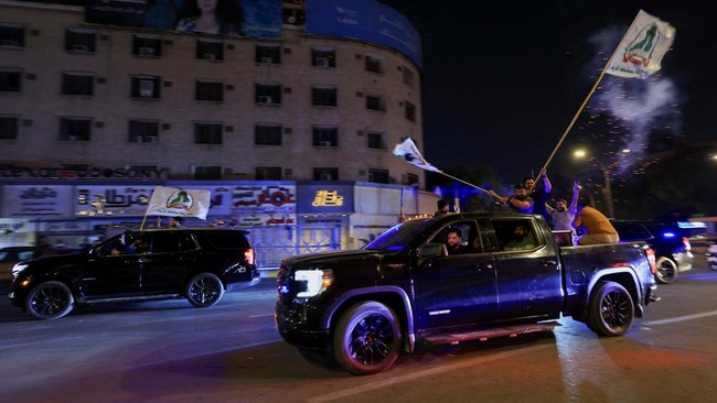 Supporters of Hashid Shaabi (Popular Mobilization Forces) celebrate the withdrawal of US-led coalition forces from Iraq, ending a military presence that began after the 2003 US-led invasion, in Baghdad, Iraq, September 30, 2026. REUTERS/Thaier Al-Sud