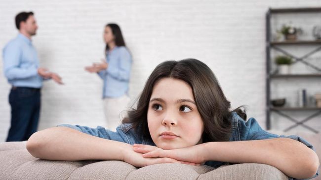 4 Cara Mengenali Anak yang Dibesarkan Orang Tua Tidak Bahagia Dilihat dari Karakternya