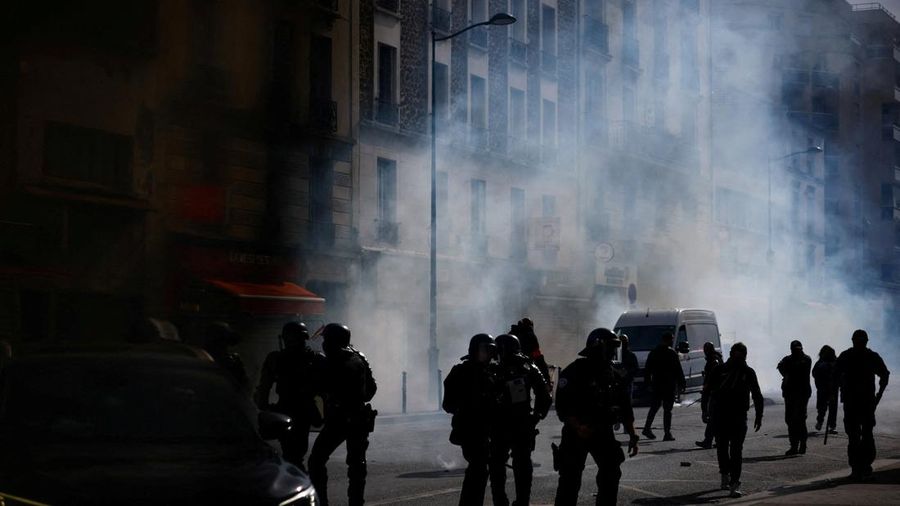 Aparat kepolisian Prancis (gendarme) berjalan menembus gas air mata di tengah bentrokan saat unjuk rasa siswa SMA di dekat Lycee Berthelot, Aubervilliers (dekat Paris)—bagian dari gelombang protes nasional yang menuntut perekrutan guru pengganti, penambahan sumber daya, dan kondisi belajar yang lebih baik—di tengah penutupan lebih dari 400 sekolah akibat aksi protes siswa selama beberapa hari yang di sejumlah tempat telah berujung pada kekerasan; Prancis, 2 Oktober 2026.