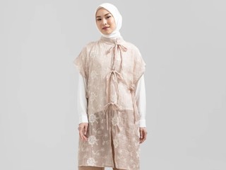 Musim Kondangan Beruntun? Ini Cara Mix and Match Outer yang Praktis untuk Cewek