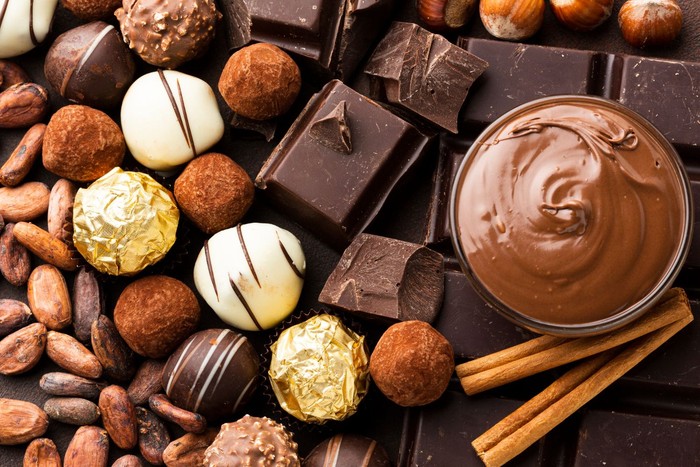 Camilan yang pantang dikonsumsi sebelum tidur adalah cokelat