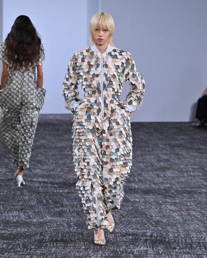 Runway ANREALAGE Spring/Summer 2027 dibuka dengan bodysuit yang menyerupai second skin dan dihiasi motif sisik psychedelic. Koleksi kemudian berkembang menjadi siluet sehari-hari seperti denim, varsity jacket, dan sporty vest dengan teknik trompe-l’oeil./ Foto: instagram.com/anrealage_official