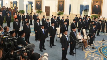 Sejumlah anggota Dewan Pertimbangan Presiden mengikuti pelantikan yang dipimpin Presiden Prabowo Subianto di Istana Negara, Jakarta, Jumat (2/1/2026). Presiden melantik Pratikno sebagai Ketua Dewan Pertimbangan Presiden Republik Indonesia (Wantimpres