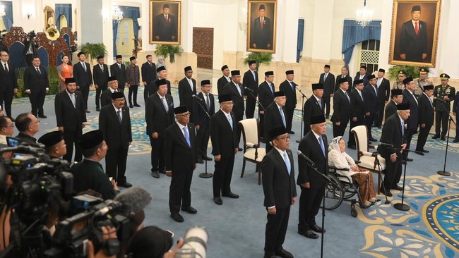 Sejumlah anggota Dewan Pertimbangan Presiden mengikuti pelantikan yang dipimpin Presiden Prabowo Subianto di Istana Negara, Jakarta, Jumat (2/1/2026). Presiden melantik Pratikno sebagai Ketua Dewan Pertimbangan Presiden Republik Indonesia (Wantimpres