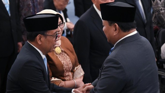 Presiden Prabowo Subianto (kanan) menyalami pejabat baru Ketua Dewan Pertimbangan Presiden Pratikno usai pelantikan di Istana Negara, Jakarta, Jumat (2/1/2026). Presiden melantik Pratikno sebagai Ketua Dewan Pertimbangan Presiden Republik Indonesia (