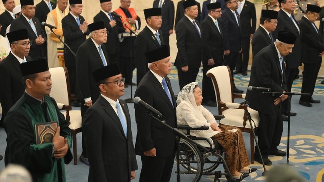 Pejabat baru Ketua Dewan Pertimbangan Presiden Pratikno (kedua kiri), Wakil Ketua Hatta Rajasa (ketiga kiri) serta para anggota mengikuti pelantikan yang dipimpin Presiden Prabowo Subianto di Istana Negara, Jakarta, Jumat (2/1/2026). Presiden melanti