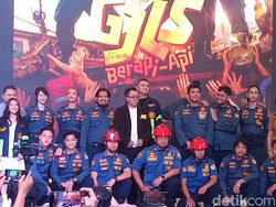 Trio GJLS Rela Pakai Baju Damkar Seberat 10 Kg demi Hadapi Api Sungguhan