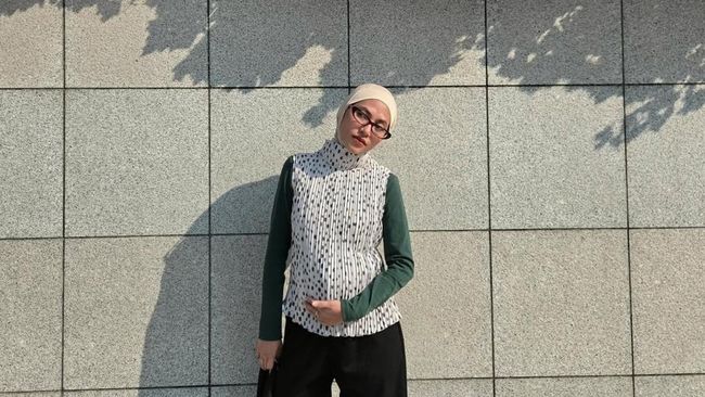 Get The Look: Ide Outfit Bumil yang Gemas dan Simple ala Feby Putri