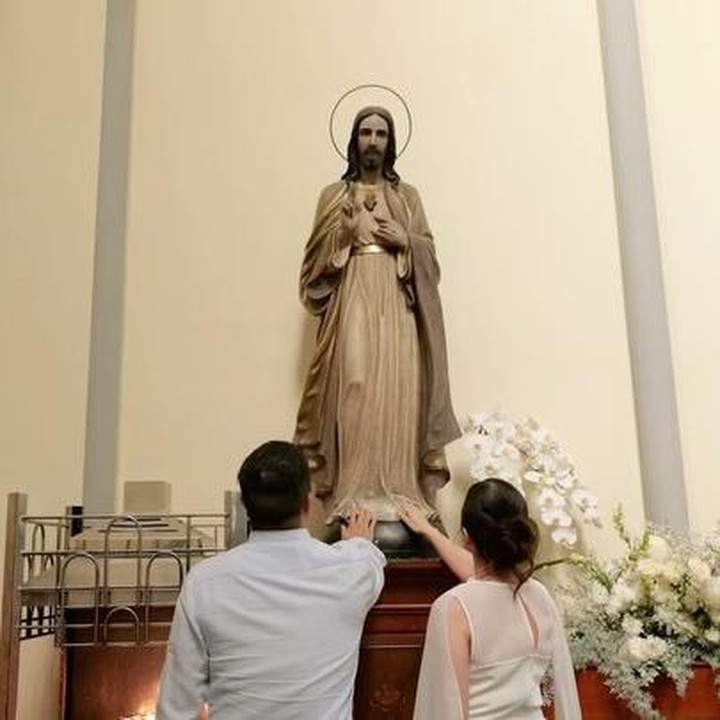 <p>Chelsea dan Glenn bernostalgia menyusuri setiap sambil mengenang hari spesialnya. &ldquo;Di gereja ini, 11 tahun lalu, kami berdiri di hadapan Tuhan dan mengucapkan janji pernikahan kami.Hari ini, kami kembali ke tempat yang sama,&rdquo; tuturnya.&nbsp;(Foto: Instagram @chelseaoliviaa)</p>