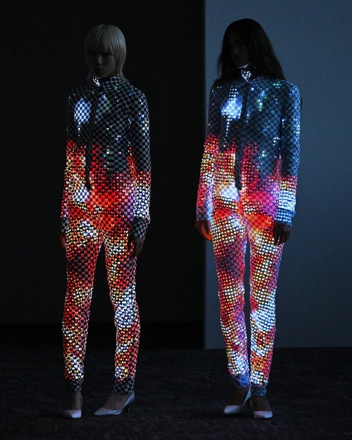ANREALAGE bekerja sama dengan E Ink untuk menghadirkan dress yang menggunakan sekitar 1.000 hingga 2.000 elemen E Ink Prism berbentuk seperti sisik. Material ini dapat berubah warna tanpa menghasilkan cahaya seperti layar LED konvensional./ Foto: instagram.com/anrealage_official