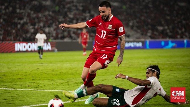 Calvin Verdonk beraksi pada laga Timnas Indonesia menghadapi Bangladesh pada laga fase grup FIFA ASEAN Cup 2026 di SUGBK, Kamis (1/10). (CNN Indonesia/Adi Ibrahim)