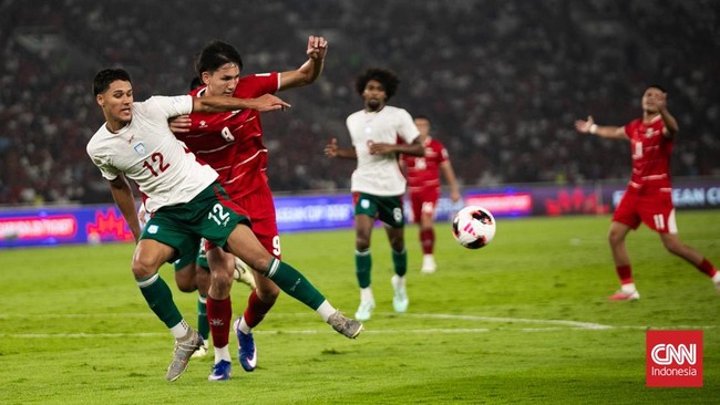 Mitchell Baker beraksi saat Timnas Indonesia menghadapi Bangladesh pada laga fase grup FIFA ASEAN Cup 2026 di SUGBK, Kamis (1/10). (CNN Indonesia/Adi Ibrahim)