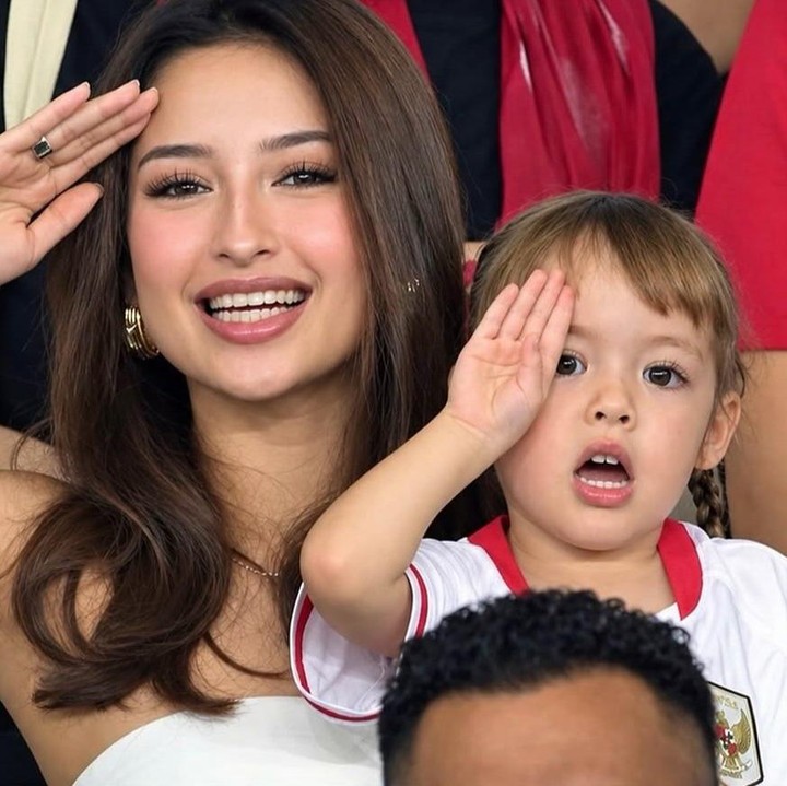 <p>Di pertandingan ini, Justin mendapat dukungan langsung dari istri dan putrinya Kamari, Bunda. Jennifer mengaku bangga dengan suaminya karena sudah menyumbang gol kemenangan di lapangan hijau. "Bangga sekali pada suamiku dan juga seluruh Pasukan Timnas, Doaku gapernah terputus untuk kamu suamiku, kamu sudah bekerja keras dan kamu membuktikannya," tulis artis 25 tahun ini. (Foto: Instagram @jenniferhubner)</p>