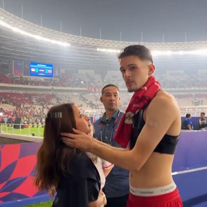 <p>Setelah memeluk putrinya Kamari, Justin terlihat memeluk dan mengecup kening sang istri. Jennifer yang begitu bahagia dan bangga dengan suaminya tak kuasa menahan tangis saat memberikan ucapan selamat. (Foto: Instagram @jenniferhubner)</p>