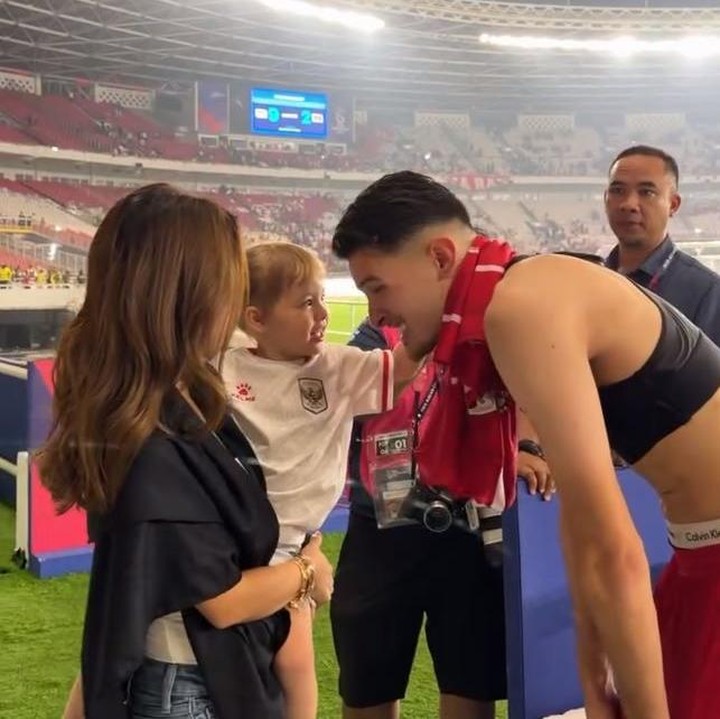 <p>Timnas Indonesia melaju ke final FIFA ASEAN Cup 2026 usai mengalahkan Bangladesh dengan skor 9-2, di Stadion Utama Gelora Bung Karno (SUGBK), Jakarta, pada Kamis (1/10/2026). Pemain sepak bola Justin Hubner menjadi salah satu pencetak gol ke gawang Bangladesh, Bunda. (Foto: Instagram @jenniferhubner)</p>