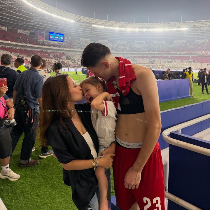 <p>Usai pertandingan, Justin juga terlihat menyambut putrinya Kamari yang berlari bahagia. Pria 23 tahun ini langsung memeluk Kamari, yang saat itu mengenakan jersey Timnas dengan nama punggung Kamari Hubner. (Foto: Instagram @jenniferhubner)</p>