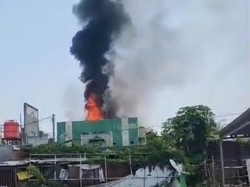 Gedung 3 Lantai Ponpes Al Hikmah Jombang Terbakar, Santri Kocar-kacir