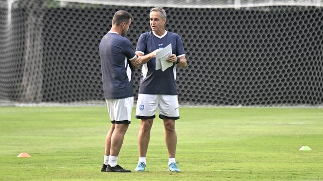 Pelatih Timnas Bangladesh Thomas Dooley (kanan) bersiap memimpin latihan resmi menjelang pertandingan ketiga dalam FIFA ASEAN Cup 2026 di Lapangan A, Kompleks GBK Senayan, Jakarta, Rabu (30/9/2026). Latihan resmi tersebut jelang melawan Timnas Indone