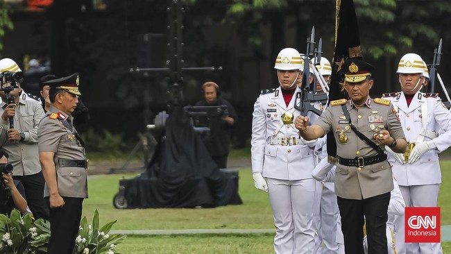 Kapolri Suyudi Ario Seto bersama mantan Kapolri Listyo Sigit Prabowo mengikuti upacara tradisi penyerahan panji-panji Polri di Lapangan Bhayangkara, Mabes Polri, Jakarta, Jumat (2/10/2026). CNNIndonesia/Adi Ibrahim