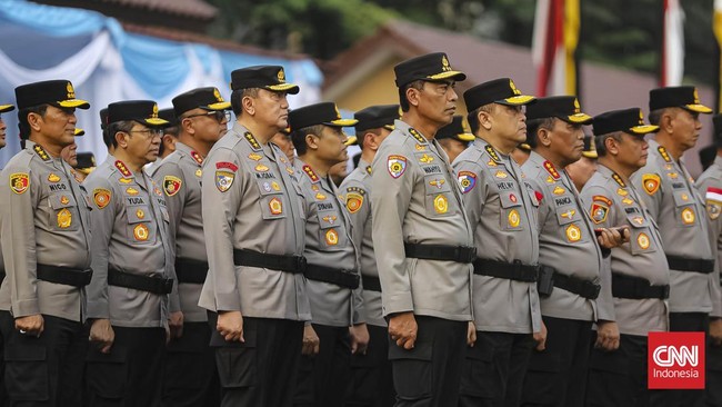 Kapolri Suyudi Ario Seto bersama mantan Kapolri Listyo Sigit Prabowo mengikuti upacara tradisi penyerahan panji-panji Polri di Lapangan Bhayangkara, Mabes Polri, Jakarta, Jumat (2/10/2026). CNNIndonesia/Adi Ibrahim