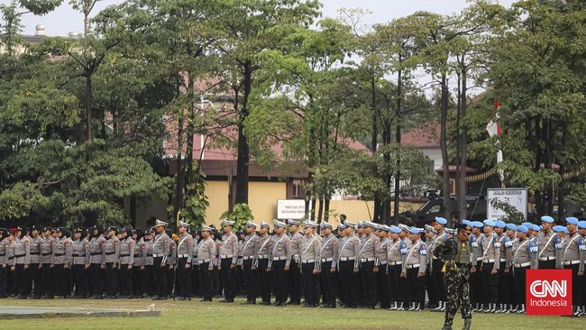 Kapolri Suyudi Ario Seto bersama mantan Kapolri Listyo Sigit Prabowo mengikuti upacara tradisi penyerahan panji-panji Polri di Lapangan Bhayangkara, Mabes Polri, Jakarta, Jumat (2/10/2026). CNNIndonesia/Adi Ibrahim