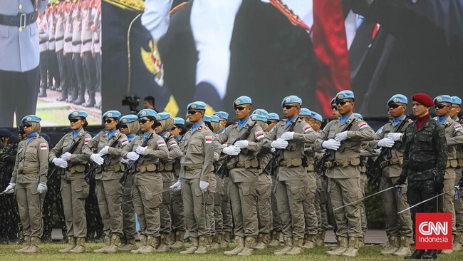 Kapolri Suyudi Ario Seto bersama mantan Kapolri Listyo Sigit Prabowo mengikuti upacara tradisi penyerahan panji-panji Polri di Lapangan Bhayangkara, Mabes Polri, Jakarta, Jumat (2/10/2026). CNNIndonesia/Adi Ibrahim