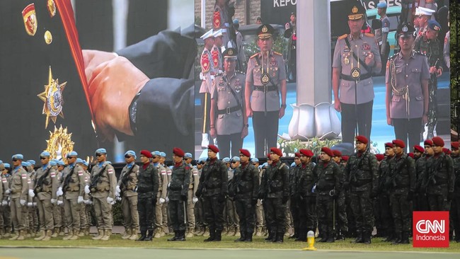 Kapolri Suyudi Ario Seto bersama mantan Kapolri Listyo Sigit Prabowo mengikuti upacara tradisi penyerahan panji-panji Polri di Lapangan Bhayangkara, Mabes Polri, Jakarta, Jumat (2/10/2026). CNNIndonesia/Adi Ibrahim