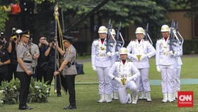 Kapolri Suyudi Ario Seto bersama mantan Kapolri Listyo Sigit Prabowo mengikuti upacara tradisi penyerahan panji-panji Polri di Lapangan Bhayangkara, Mabes Polri, Jakarta, Jumat (2/10/2026). CNNIndonesia/Adi Ibrahim