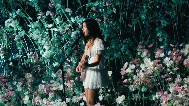Desainer Ungkap Rahasia Gaun Olivia Rodrigo yang "Meleleh" Kena Air