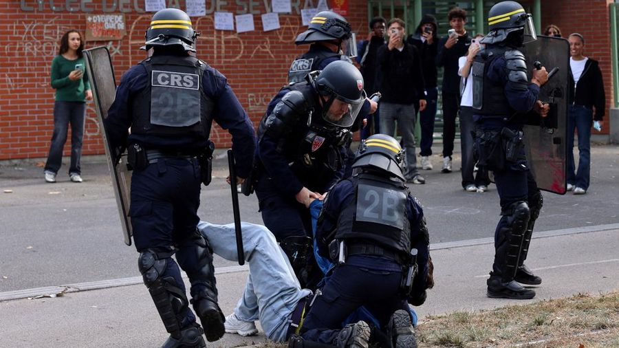 Pasukan antihuru-hara CRS Prancis menangkap seorang pengunjuk rasa saat terjadi bentrokan di luar SMA Lycée Déodat-de-Séverac di Toulouse—bagian dari aksi protes nasional siswa SMA yang menuntut perekrutan guru pengganti, penambahan sumber daya, dan kondisi belajar yang lebih baik—di tengah penutupan lebih dari 400 sekolah akibat protes siswa yang telah berlangsung selama beberapa hari dan sempat berujung pada kekerasan di sejumlah lokasi; Prancis, 2 Oktober 2026.