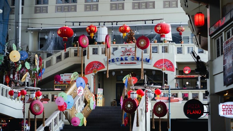 Jakarta&comma; Indonesia - November 2022&colon; Petak enam building is located in the Chinatown area of Glodok&comma; Jakarta&period;