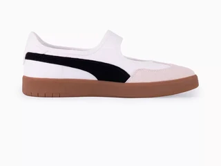 Sneakers Mary Jane Cocok Dipakai ke Mana Saja? 5 Cara Padu Padannya