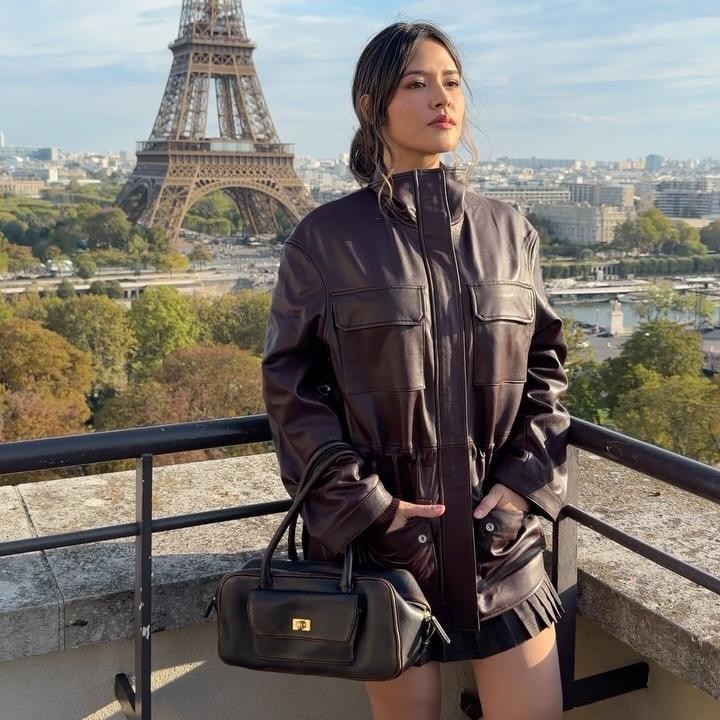 <p>Dalam unggahan tersebut, Raisa tampil <em>stylish</em> mengenakan sweater cokelat yang dipadukan dengan rok mini senada. Padu padan ini membuat penampilannya terlihat elegan.&nbsp;(Foto: Instagram @raisa6690)</p>