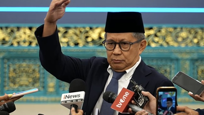 Anggota Wantimpres Rocky Gerung, memberikan keterangan usai pelantikan anggota Wantimpres di Istana Negara, Jakarta, Jumat (2/10/2026).
