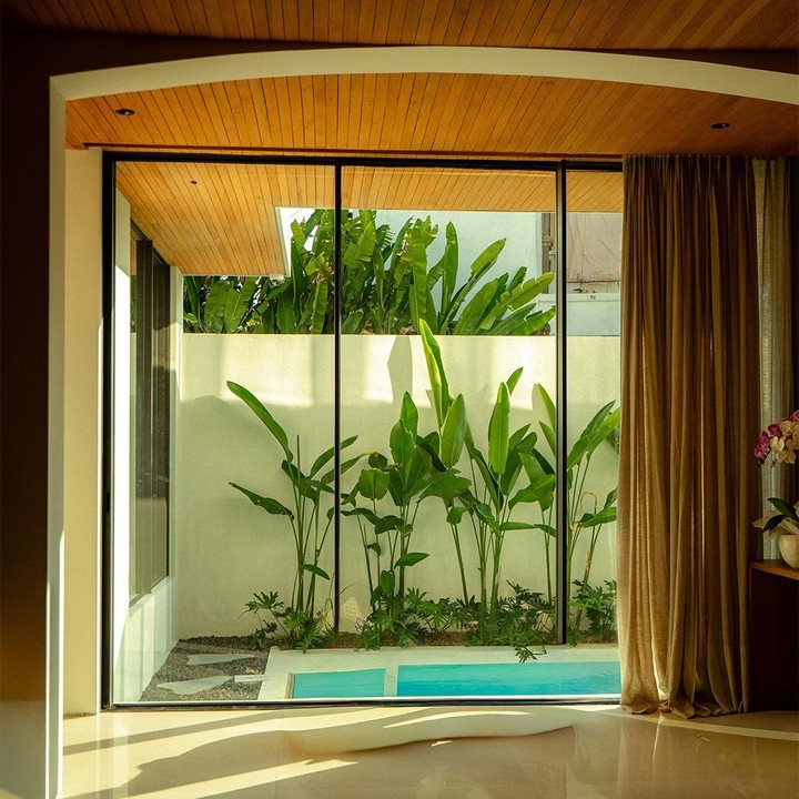 <p>Rumah baru Luna dan Maxim juga memanfaatkan jendela kaca besar yang membuat setiap ruangan mendapatkan pencahayaan alami dari sinar matahari. Tak hanya itu, keduanya juga banyak menanam tumbuhan hijau di halaman rumah. Sementara di area bagian samping, Luna dan Maxim membagun kolam renang sederhana tanpa atap. (Foto: Instagram @lunamaya)</p>