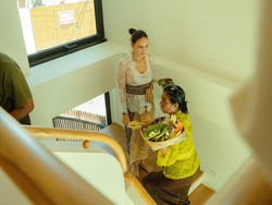 Luna Maya Gelar Melaspas di Rumah Baru Bali, Tampil Natural Tanpa Makeup