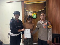 Brimob Polda Metro Tangkap Maling di Halte TJ Harapan Indah Bekasi