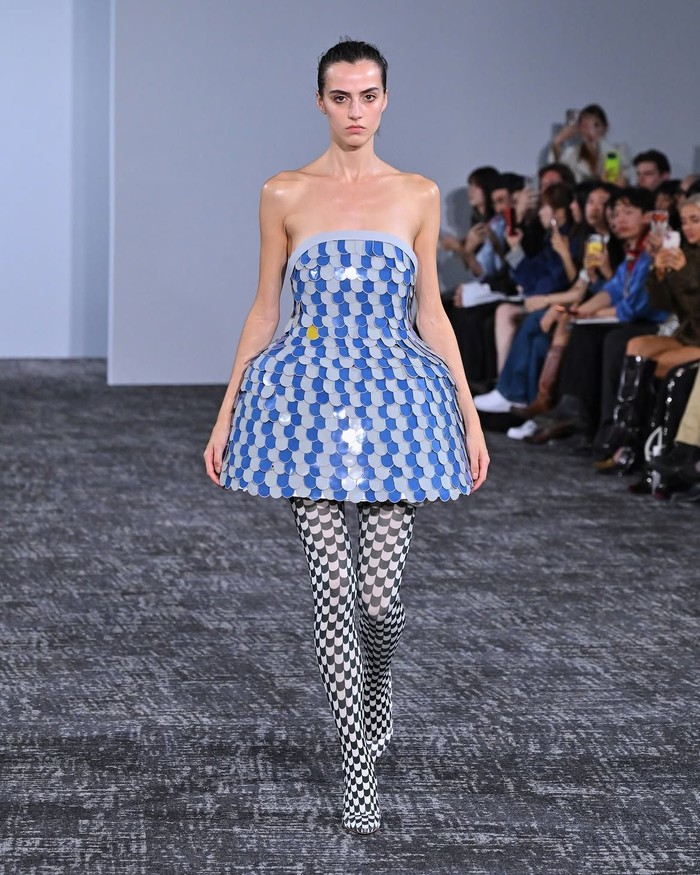 Koleksi ANREALAGE Spring/Summer 2027 “SKIN” mengeksplorasi hubungan antara tubuh, pakaian, dan perubahan permukaan. Kunihiko Morinaga melihat busana sebagai “kulit ketiga” yang dapat terus berubah dan diperbarui./ Foto: instagram.com/anrealage_official