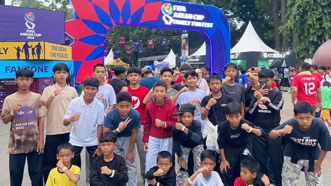 Anak-anak Sekolah Mandiri (SM) Cahaya Hati menyaksikan pertandingan Timnas Indonesia versus Bangldesh di Stadion Utama Gelora Bung Karno, Senayan, Kamis (2/10).