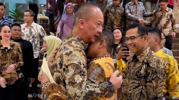 Peluk Hangat Agus Gumiwang ke Sarmuji usai Sertijab Menperin