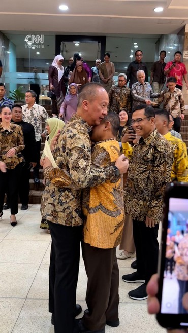 Peluk Hangat Agus Gumiwang ke Sarmuji usai Sertijab Menperin