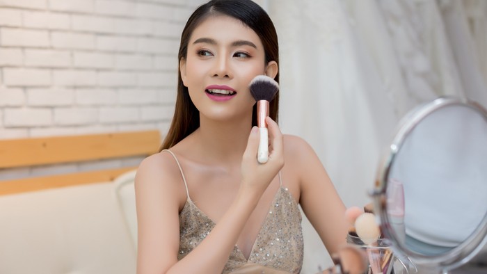Tampil Stunning Seharian, Ini 7 Tips Makeup Anti Luntur saat Nonton Konser